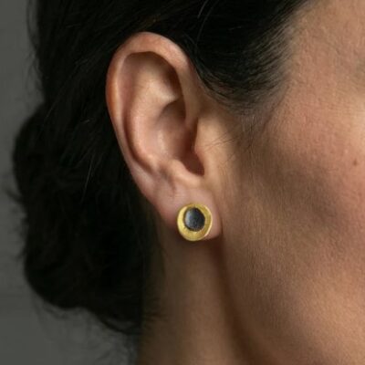 «Έκλειψη» Μικρά Επίχρυσα Ασημένια Σκουλαρίκια με Ματ Φινίρισμα και Σκούρα Πατίνα